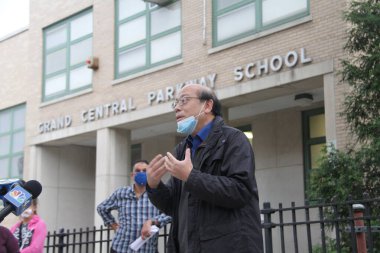 7 Ekim 2020, Forest Hill, New York, ABD: Bazı aileler New York eyalet valisinin okulları kapatma kararına tepki olarak 71-25 St. Forrest Hills, New York 'taki Devlet Okulu 196' da protesto eylemi düzenlediler. Phil Won, MSK 24 Topluluk Eğitimi Başkanı