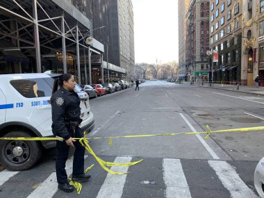 NOVA YORK, EUA 22.12.2019. RUAS INTERDITADAS POR DOS DOS GELOS DAS NEVESİ. Ruas 57 e 58 entre sexta e setima avenidas em Nova York foram interditadas por causa dos gelos das Neves que estao caindo predios em volta do locais domingo (22)) 