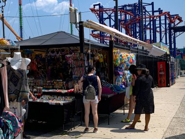 2 Temmuz 2020, Coney Adası, Brooklyn, New York, ABD: Brooklyn 'deki Coney Adası' nda insan hareketi. New York 'taki plajlar şehri vuran Covid-19 salgını nedeniyle dün (01) tecritten sonra tekrar açıldı. Ancak, insanların çoğu...