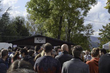 Sant 'Agata Feltria' nın 36. Ulusal Mantar Fuarı. 19 Ekim 2020, Santagata, İtalya: Bu yıl, Sant 'Agata Feltria' da her pazar günü beyaz trüf mantarı etkinliği var.