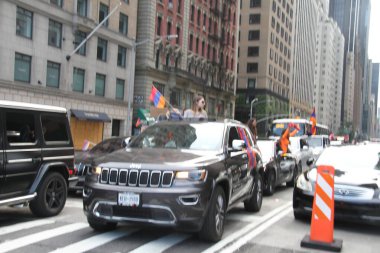 (New York 'taki Ermeniler için Barışı destekleyen barışçıl bir protesto. 10 Ekim 2020, New York, ABD: New York 'ta yaşayan bazı Ermeniler Ermeniler için Azerbaycan ile sınır anlaşmazlığına karşı protesto ve barış talebinde bulundu