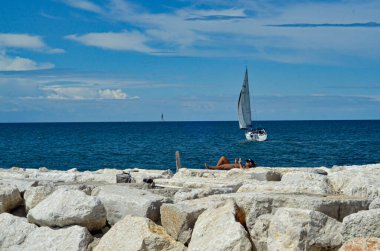 (Rimini, Covid-19 'un ortasında. 15 Haziran 2020, Rimini, İtalya: İtalya 'nın Rimini kenti şu anda çok büyük bir nüfusa sahiptir ve yeni Covid-19 vakaları kaydedilmemiştir. İnsanlar bu pazartesi sahilin kıyısından geçerken görüldü.