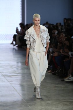 SAO PAULO, SP, 10 / 17 / 2019 - SPFW N48 - Perşembe gecesi Sao Paulo 'daki Ibirapuera Park' taki Pavilhao das Culturas Brasileiras 'taki SPFW N48 marka geçit töreni 