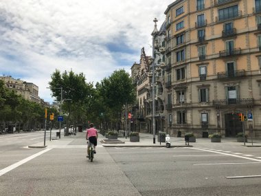 Covid-19: Barselona 'da hareket. 4 Mayıs 2020, Barselona, İspanya: İspanya 'nın Barselona kentinde geçen Cumartesi günü başlayan yeni Coronavirus (Covid-19) salgınının yol açtığı sosyal mesafenin kolaylaştırılmasıyla (2)