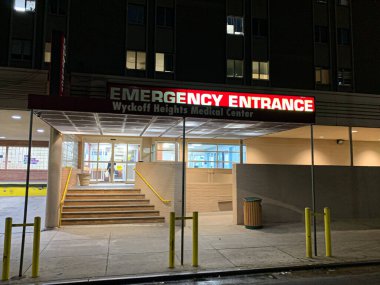 BROOKLYN (USA), 11 / 05 / 2020 - COVID-19 / AMERICAN FLAG / HEALTH WorKERS - Amerikan bayrağı Brooklyn 'deki Wyckoff Hastanesi' nin yarısına kadar indirildi