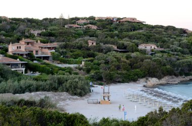 Sardunya 'da bir kaplıcada havuz gezintisi. 29 Ağustos 2020, Sardina, İtalya: Dünyanın en ünlü adalarından biri olan Sardunya 'daki Coronavirus (covid-19) vakaları, tatil yapan turistlerin hareketleriyle birlikte dünyanın en popüler adalarından biri haline geldi. 