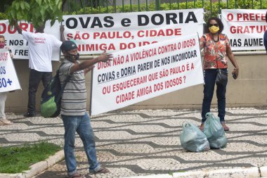 Yeniden seçilen belediye başkanının ve seçilen meclis üyelerinin yemin töreni sırasında protesto. 1 Ocak 2021, Sao Paulo, Brezilya