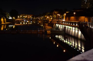 (Rimini 'de Pembe Gece' nin Son Günü. 9 Ağustos 2020, Rimini, İtalya: Pembe Gece 2020 'nin 15' incisi birçok insan ve turistin şehirde eğlenmesiyle sona eriyor.