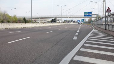 Tecrit İtalya 'da. 8 Ekim 2020, Milano, İtalya: Milano Katedrali 'nin etrafındaki insan hareketleri tecrit geri döndü. Çarşamba günü onaylanan kararname olağanüstü hal süresini 31 Ocak 2021 'e kadar uzattı.