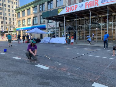 New York, ABD: New York City 'nin bu hafta yeniden açılmasına rağmen, Coronavirus salgını nedeniyle Times Meydanı bölgesinde bazı mağazalar hala kapalı.