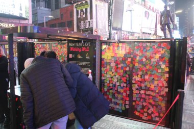 New York, ABD: New York City 'nin bu hafta yeniden açılmasına rağmen, Coronavirus salgını nedeniyle Times Meydanı bölgesinde bazı mağazalar hala kapalı.