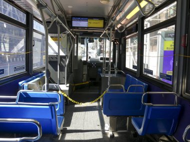 (NEW) Covid-19 / New York 'ta hareket. 28 Mart 2020, New York, ABD: Times Meydanı' nda insan hareketleri, New York sokaklarının havadan görünüşü ve yeni bir şey ile yolcuların bundan sonra otobüs şoförüne yaklaşması yasaktır.