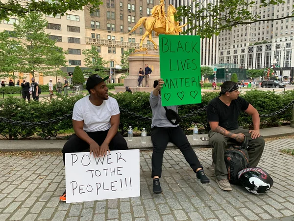 在哥伦布圆环特朗普国际酒店 Trump International Hotel Columbus Circle 举行的支持乔治 弗洛伊德的和平抗议 2020年6月2日 美国纽约 — 图库照片