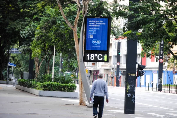 Int Covid 圣保罗的天气状况 2020年4月12日 巴西圣保罗 今天下午温度计的温度为18C 并建议控制Covid 19流行病 — 图库照片