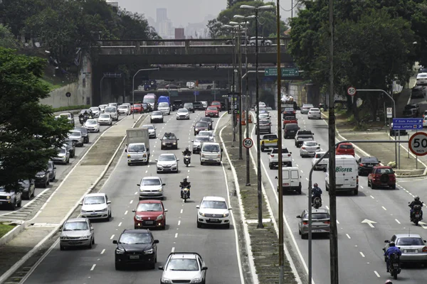 サンパウロでの交通 2020年10月14日ブラジル サンパウロ サンパウロのマルグナル タイテ高速道路での交通量 — ストック写真