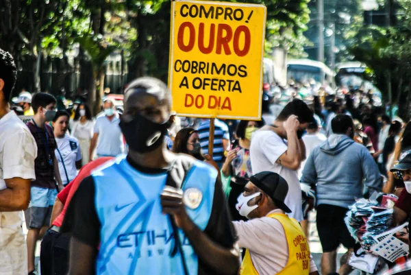 コヴィト19世の時代の人々の動き 2020年5月7日ブラジル サンパウロ サンパウロ市の主要ビジネスセンターの1つであるパウリスタ アベニューでのコロナウイルスのパンデミック時の人々の動き — ストック写真