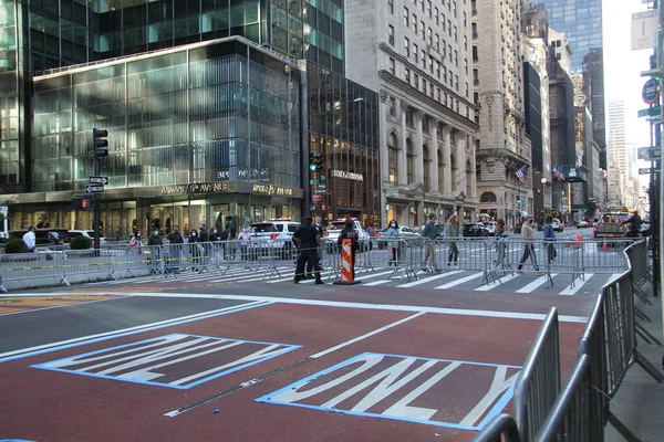 Outubro 2020 Nova York Eua Trabalhadores São Vistos Surfando Estrada — Fotografia de Stock