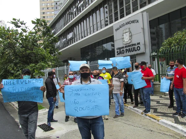 組合指導者は市議会の前で抗議する 2020年12月23日ブラジル サンパウロ サンパウロ市長の給与引き上げに関する組合指導者グループがサンパウロ市議会の前で抗議している — ストック写真