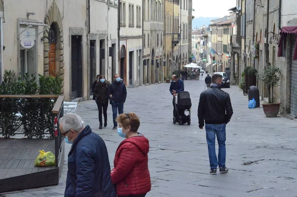 Int コヴィト19の増加する事件は いくつかのイタリアの都市を荒廃させます 11月2 2020 Arezzo イタリア Covid 19の第2波は ケースの増加のために心配しています — ストック写真