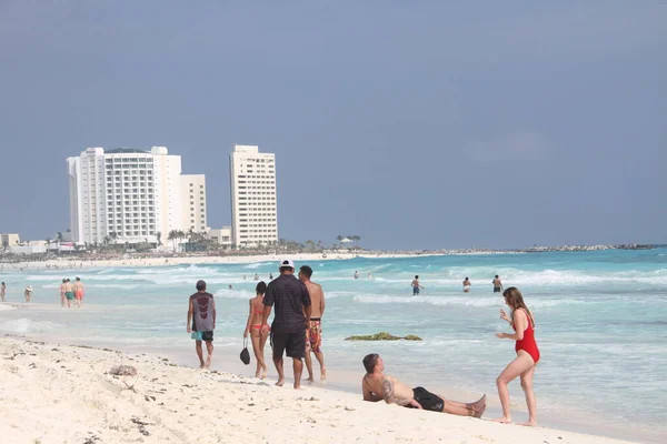 Cancun Mexico 2021 Movimentacao Praia Chacmool Cancun Pessoas Divertindo Praia — Stock Photo, Image