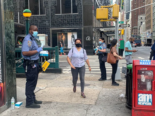 New Police Officers Distribute Facemasks People Manhattan June 2020 Manhattan — Stock Photo, Image