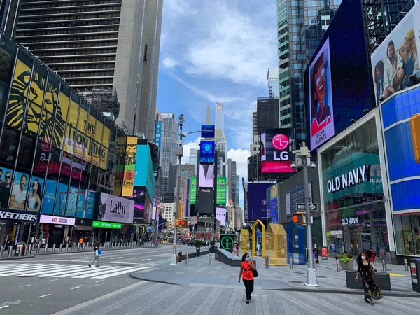美国纽约 尽管纽约市本周重新开门营业 但由于科罗纳威斯大流行 一些商店仍关闭在时代广场地区 — 图库照片