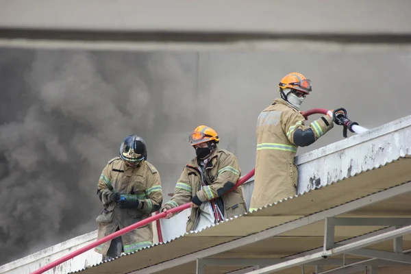 里约热内卢的联邦医院失火了 2020年10月27日 巴西里约热内卢 27日 一场大火袭击了里约热内卢北部地区的Bonsucesso联邦医院 消防队员已到达现场 并正在努力与他人合作 — 图库照片