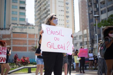 Camboriu, Santa Catarina, Brezilya - 8 Kasım 2020: Aktivistler, model Mariana Ferrer 'i savunmak amacıyla Santa Catarina' daki Balnear io Camboriu plajında toplandılar. 