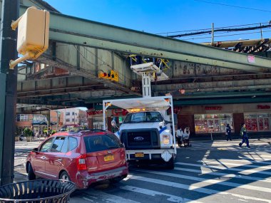 New York, ABD: New York City 'nin bu hafta yeniden açılmasına rağmen, Coronavirus salgını nedeniyle Times Meydanı bölgesinde bazı mağazalar hala kapalı