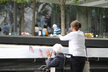 (New York 'ta 11 Eylül Anma Günü kutlaması. 11 Eylül 2020, New York, ABD: 9 / 11 Anma Günü New York 'ta gerçekleşti. Aileler ve arkadaşlar, Dünya Ticaret Merkezi' ne düzenlenen terörist saldırı sırasında ölenlere saygılarını sunuyor. 