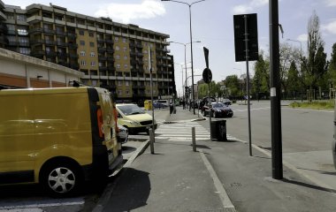 (Covid-19 'un ortasında Milano' da hareket var. 15 Nisan 2020, Milano, İtalya: Milano, Covid-19 salgını nedeniyle hala tecrit altında ve bazı süpermarketlerde hala bazı foo eksikliği varken sosyal izolasyonda olan insanları kontrol altına alacak çok sayıda polis engeli var