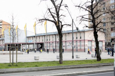 Tecrit İtalya 'da. 8 Ekim 2020, Milano, İtalya: Milano Katedrali 'nin etrafındaki insan hareketleri tecrit geri döndü. Çarşamba günü onaylanan kararname olağanüstü hal süresini 31 Ocak 2021 'e kadar uzattı.