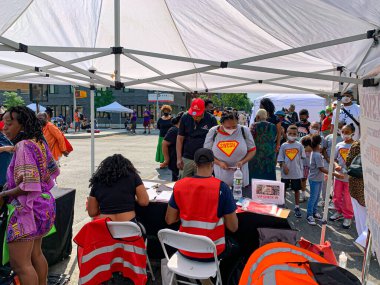 New York, ABD: New York City 'nin bu hafta yeniden açılmasına rağmen, Coronavirus salgını nedeniyle Times Meydanı bölgesinde bazı mağazalar hala kapalı.