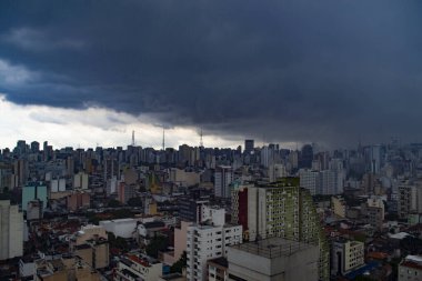 Sao Paulo 'da şiddetli yağış var. 8 Aralık 2020, Sao Paulo, Brezilya: Sao Paulo şehir merkezindeki sağanak yağış sel ve insanların akışını etkiliyor