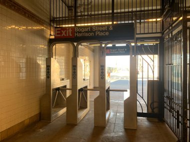(Covid-19: metroda hareket var. Mayıs 02.2020, Brooklyn, New York, ABD: Coronavirüs salgınının ortasında Brooklyn 'de metroda insan dolaşımı