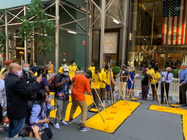 New York, ABD: New York City 'nin bu hafta yeniden açılmasına rağmen, Coronavirus salgını nedeniyle Times Meydanı bölgesinde bazı mağazalar hala kapalı.