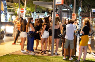 Maaş zammı talep eden protesto. 8 Ağustos 2020, Rimini, İtalya: Kutlamalar ve eğlencenin yanı sıra, daha iyi ücret ve güvenlik isteyen bazı insanların protestolarını da beraberinde getirdi. Ve tüm bu kümelenmelerle, Emi sakinlerini terk ediyor.