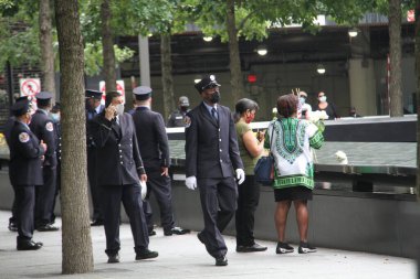 (New York 'ta 11 Eylül Anma Günü kutlaması. 11 Eylül 2020, New York, ABD: 9 / 11 Anma Günü New York 'ta gerçekleşti. Aileler ve arkadaşlar, Dünya Ticaret Merkezi' ne düzenlenen terörist saldırı sırasında ölenlere saygılarını sunuyor. 