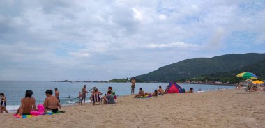 FLORIANOPOLIS, SC, 17.01.2020 - MOVIMENTACAO JURthe-INTERNACIONAL - Praia de Jurere Internacional Hareketi Florianopolis 'in kuzeyinde yer almaktadır. 