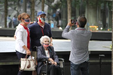 (New York 'ta 11 Eylül Anma Günü kutlaması. 11 Eylül 2020, New York, ABD: 9 / 11 Anma Günü New York 'ta gerçekleşti. Aileler ve arkadaşlar, Dünya Ticaret Merkezi' ne düzenlenen terörist saldırı sırasında ölenlere saygılarını sunuyor. 