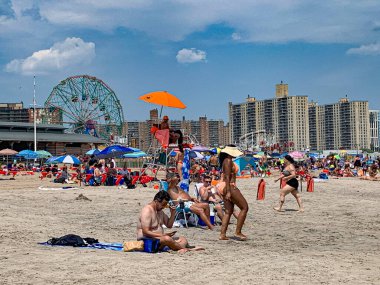 2 Temmuz 2020, Coney Adası, Brooklyn, New York, ABD: Brooklyn 'deki Coney Adası' nda insan hareketi. New York 'taki plajlar şehri vuran Covid-19 salgını nedeniyle dün (01) tecritten sonra tekrar açıldı. Ancak, insanların çoğu...