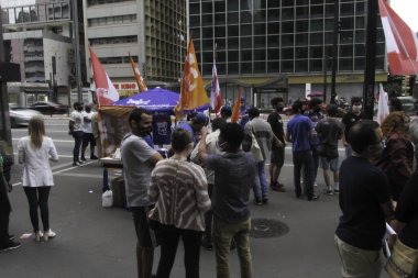 4 Ekim 2020, Sao Paulo, Brezilya: Marcio Franca (mavi polo gömlekli), Brezilya Sosyalist Partisi (PSB) adayı, 2020 yılında, Avenida Paulis boyunca bir yürüyüş sırasında Sao Paulo Belediye Başkanı