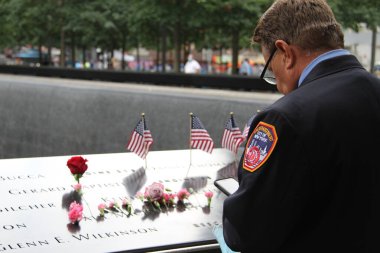 (New York 'ta 11 Eylül Anma Günü kutlaması. 11 Eylül 2020, New York, ABD: 9 / 11 Anma Günü New York 'ta gerçekleşti. Aileler ve arkadaşlar, Dünya Ticaret Merkezi' ne düzenlenen terörist saldırı sırasında ölenlere saygılarını sunuyor. 