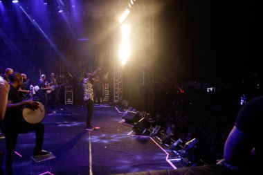 Sao Paulo 'daki Allianz Parque' da açık hava müzikali. 1 Ağustos 2020, Sao Paulo, Brezilya: Brezilyalı şarkıcılar yeni arabalı sinema formatında müzik şovlarını sunar