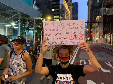 New York, ABD: New York City 'nin bu hafta yeniden açılmasına rağmen, Coronavirus salgını nedeniyle Times Meydanı bölgesinde bazı mağazalar hala kapalı.