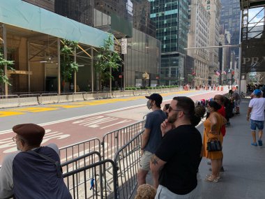 New York, ABD: New York City 'nin bu hafta yeniden açılmasına rağmen, Coronavirus salgını nedeniyle Times Meydanı bölgesinde bazı mağazalar hala kapalı