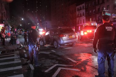 Nova York (EUA), 21 / 08 / 2020 - ACIDENTE / BRASILEIROS / MANHATTAN - Um motorista atropelou e fugiu de um BMW que passou por um semaforo vermelho na rua 52 com a segunda avenida batendo em um carro SL AWD Nissan, causando um grande danao carr
