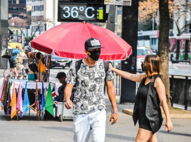 Sao Paulo 10 / 13 / 2020 - Sao Paulo 'daki Avenida Paulista bölgesinde hareket / iklim ve sıcak hava