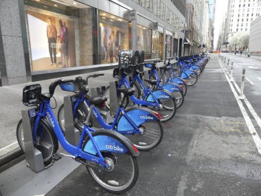 (Covid-19 / New York 'ta Hareket. 29 Mart 2020, New York, ABD: Coronavirus salgını yüzünden Apple mağazası ve Trump Kulesi kapatıldı ve New York 'ta sokaklar boşaldı