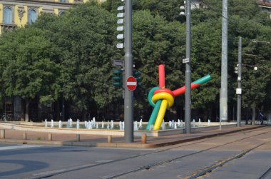 26 Haziran 2020, Cadorna, İtalya: Cadorna Metro İstasyonu 'nda, Cadorna Demiryolu' nun heykelinin yanında büyük bir insan hareketi vardı. 